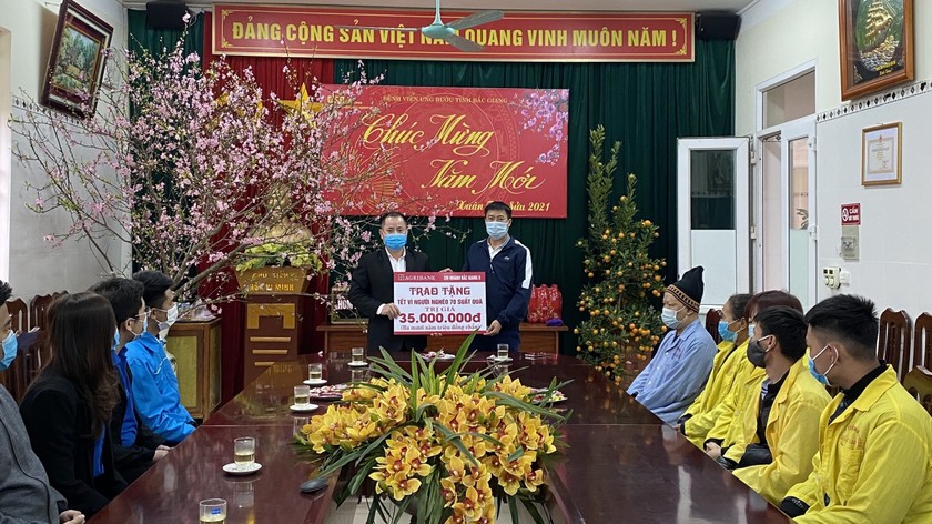 Ông Nguyễn Hoàng Giang Giám đốc hệ thống ngân hàng Agribank chi nhánh Bắc Giang II đại diện trao quà.