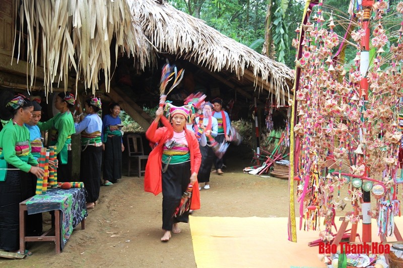 Nghệ nhân Phạm Thị Tắng thực hiện các nghi thức trong Lễ hội Pôồn Pôông.