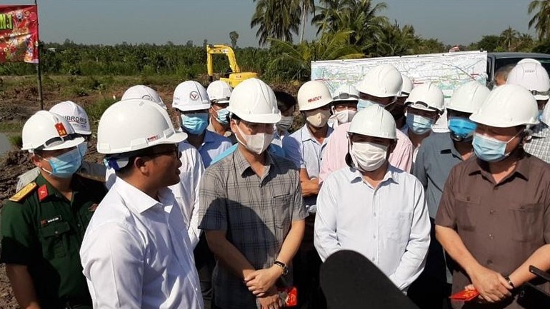 Bộ trưởng Bộ GTVT Nguyễn Văn Thể nghe nhà thầu Dự án cao tốc Mỹ Thuận - Cần Thơ báo cáo tiến độ dự án.