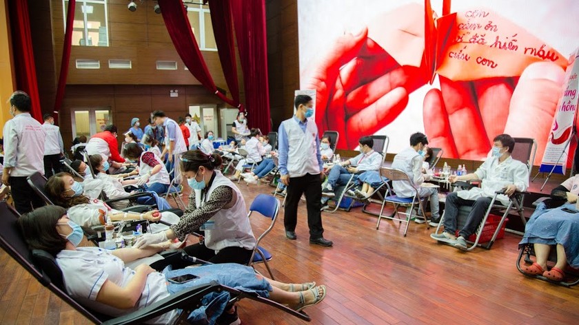 Hàng trăm cán bộ y tế tham gia hiến máu sáng 19/2, nhưng lượng máu tiếp nhận còn thiếu so với nhu cầu điều trị.