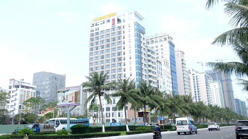 Tuyến đường ven biển Đà Nẵng với đa số khách sạn đìu hiu, phải tạm ngưng hoạt động vì không có khách.