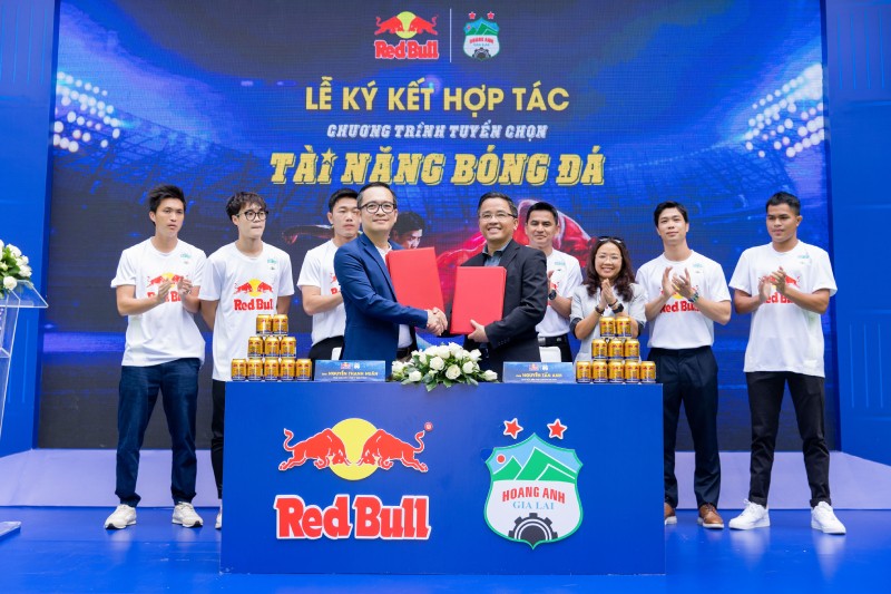 Nhãn hàng Red Bull và CLBBĐ HAGL chính thức ký kết Hợp tác khởi động chương trình truyển chọn tài năng bóng đá.