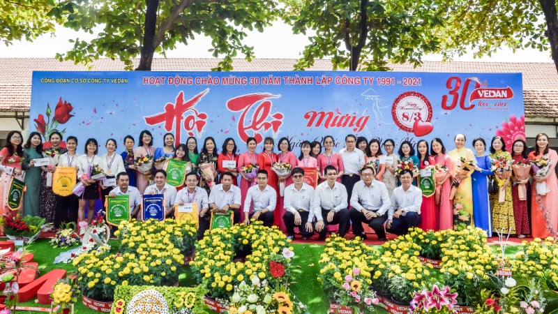 Ban tổ chức trao giải cho các đội tham gia Hội thi cắm hoa “Phụ nữ Vedan 30 năm đồng hành cùng công ty”