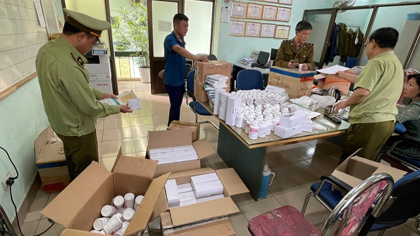 Kiểm kê các loại dược phẩm được vận chuyển từ Cảng hàng không quốc tế Nội Bài.