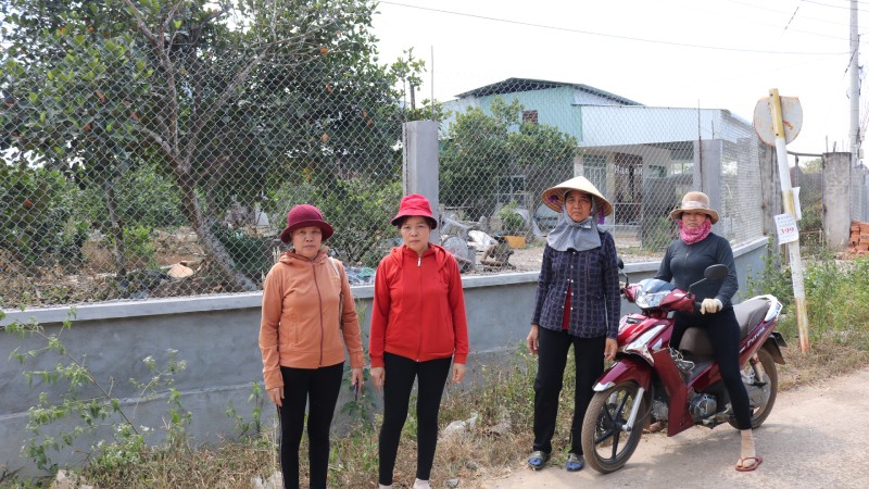 Mảnh đất đang tranh chấp vẫn được chính quyền cho chuyển nhượng và xây dựng nhà kiên cố. Trong ảnh: Những người con gái của cụ Liễu đang đứng trước mảnh đất của cha mẹ mình.