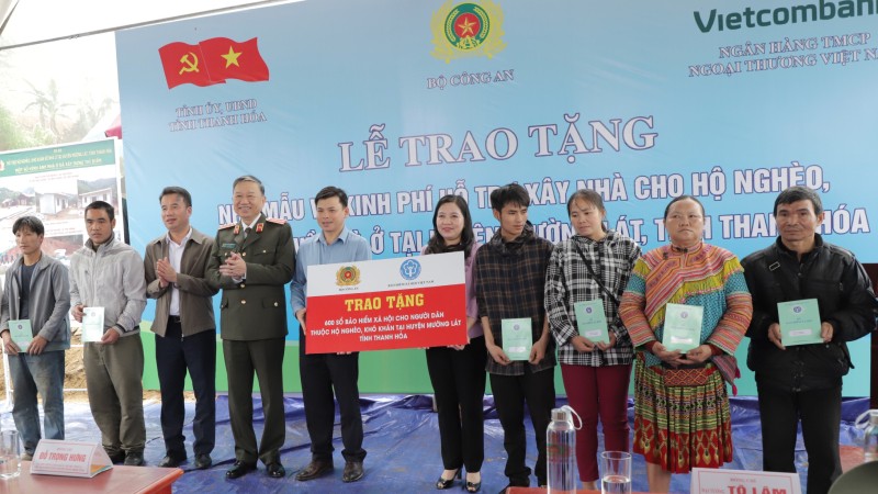 Đại tướng Tô Lâm và ông Nguyễn Thế Mạnh trao tặng 600 sổ BHXH cho người dân thuộc hộ nghèo tại huyện Mường Lát.