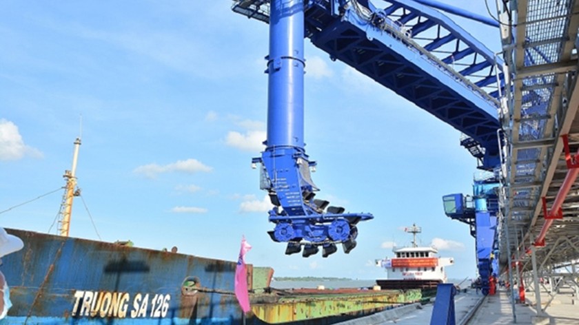 Nhiệt điện Sông Hậu 1 nhận lô than đầu tiên từ tàu Trường Sa 126 để tiến hành chạy thử trước khi vận hành thương mại.