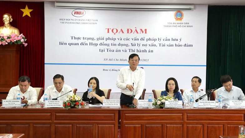 TS. Nguyễn Quốc Hùng, Tổng Thư ký VNBA chủ trì Tọa đàm.