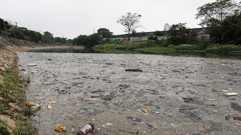 Ô nhiễm ở điểm cuối sông Tô Lịch giao với sông Nhuệ.