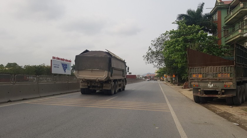 Một xe tải chạy trên tuyến đường tại Ninh Bình.