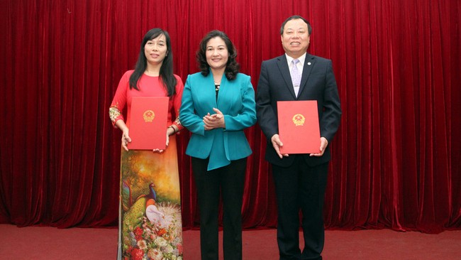 Thứ trưởng Nguyễn Thị Hà trao Quyết định bổ nhiệm Tổng Biên tập và Phó Tổng biên tập Báo Lao động và Xã hội.