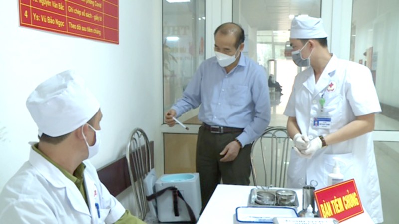 Thạc sỹ Nguyễn Văn Trường (GĐ Trung tâm CDC) kiểm tra nhiệt độ bảo quản vắc xin tại BV 
Quân y 91.
