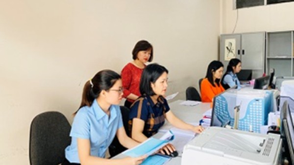 Cán bộ Phòng Chế độ BHXH (BHXH tỉnh Phú Thọ) đang rà soát lại hồ sơ hưu trí.