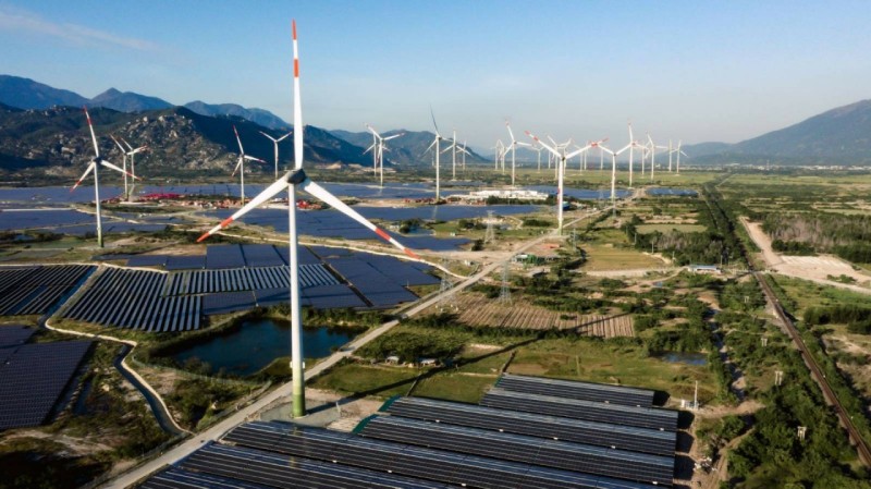 Tổ hợp năng lượng Trung Nam, tích hợp cả điện gió và điện mặt trời.