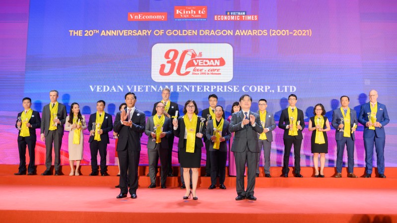 Phó Giám đốc Công ty Vedan Việt Nam Hà Hoà Bình nhận giải thưởng.