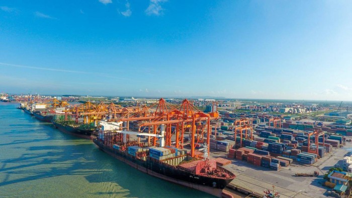 Hàng hóa thông qua cảng biển ngày càng tăng.