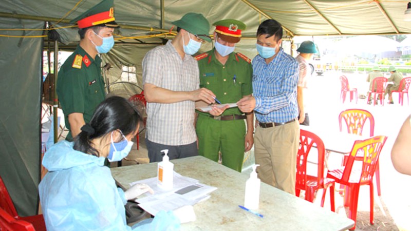 Ông Đặng Ngọc Huy, Giám đốc Sở Y tế hướng dẫn công tác khai báo y tế.  