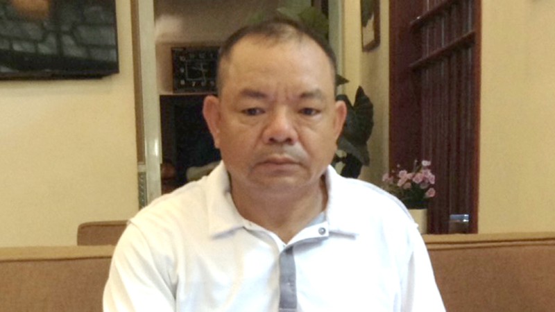 Ông Nguyễn Thế Hùng trao đổi sự việc với phóng viên. 