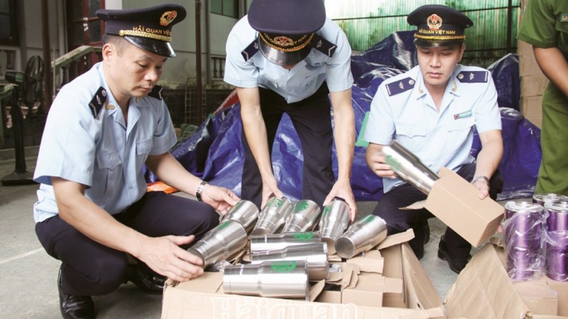 Cán bộ Chi cục Hải quan Tân Thanh đột kích bắt giữ 8.400 chiếc cốc giữ nhiệt giả xuất xứ Thái Lan. Ảnh H.Nụ