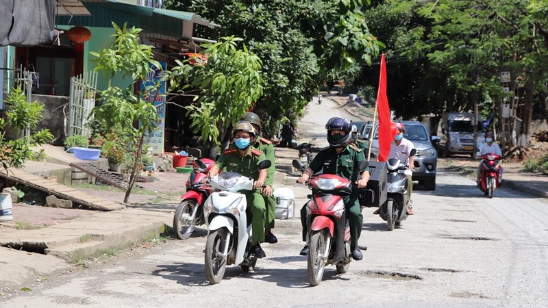 Đồn Biên phòng Trịnh Tường phối hợp với các lực lượng chức năng tuyên truyền lưu động cho nhân dân các biện pháp phòng, chống dịch Covid-19 và chống xuất nhập cảnh trái phép.