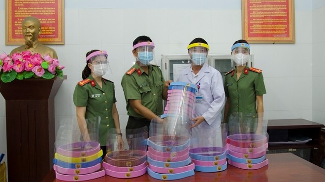 Công an tỉnh Bà Rịa - Vũng Tàu làm kính chắn giọt bắn phòng chống dịch COVID-19. 
