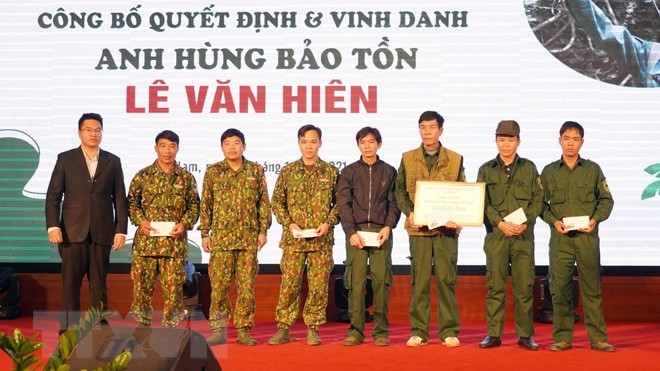 Ông Lê Văn Hiên (người thứ ba từ phải sang) được vinh danh Anh hùng bảo tồn.