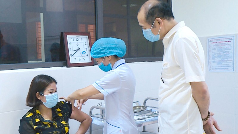 Ông Nguyễn Văn Trường – Giám đốc Trung tâm Kiểm soát bệnh tật Thái Nguyên kiểm tra quy trình tiêm chủng vắc xin phòng COVID-19 tại điểm tiêm chủng Trung tâm Y tế huyện Đồng Hỷ.