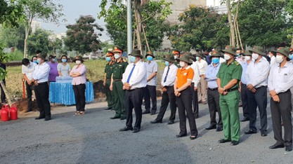 Thiếu tướng Dương Văn Thăng cùng các đại biểu tại Lễ phát động Tết trồng cây
