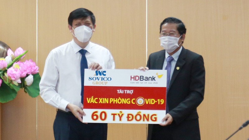 Ông Nguyễn Thanh Long - Bộ trưởng Bộ Y tế đại diện cho Bộ Y tế nhận nguồn kinh phí 60 tỷ đồng mua vaccine phòng COVID-19 do Ông Phạm Quốc Thanh – Tổng Giám đốc HDBank đại diện HDBank và Sovico trao tặng.
