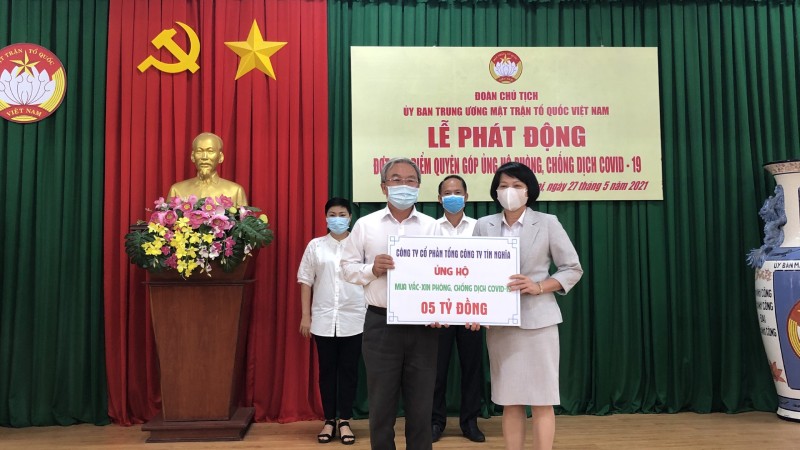 Bà Đặng Thị Thanh Hà – Chủ tịch HĐQT Tổng Công ty Tín Nghĩa trao bảng tiền ủng hộ 5 tỷ đồng cho Ban Thường trực UBMTTQ Việt Nam tỉnh Đồng Nai.