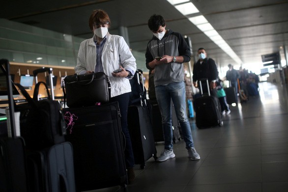 Hành khách tại một sân bay quốc tế - Ảnh: REUTERS
