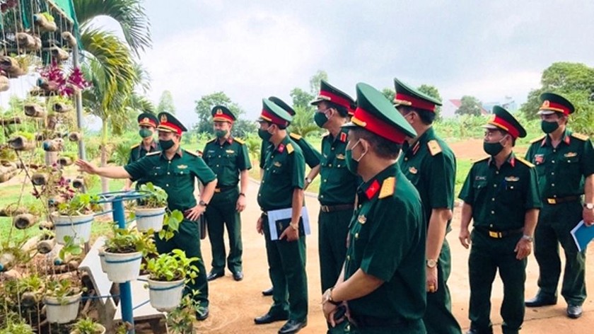 Thiếu tướng Lê Hồng Dũng, Phó Chủ nhiệm Tổng cục Hậu cần kiểm tra vườn hoa, cây cảnh của Lữ đoàn Công binh 280.