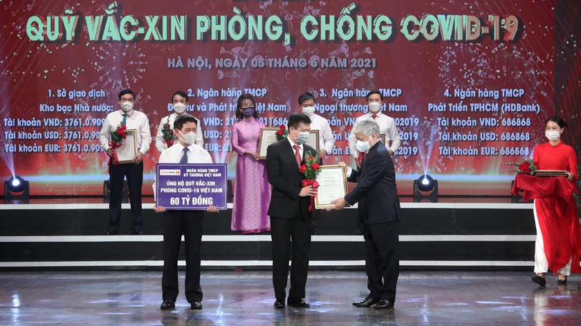 Ông Phạm Quang Thắng – Phó Tổng Giám đốc, đại diện Techcombank - trao 60 tỷ đồng cho Quỹ vaccine phòng COVID-19.