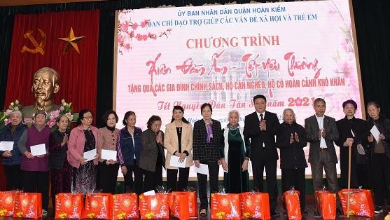 UBND quận Hoàn Kiếm trao quà các gia đình chính sách dịp Tết Nguyên đán Tân Sửu.