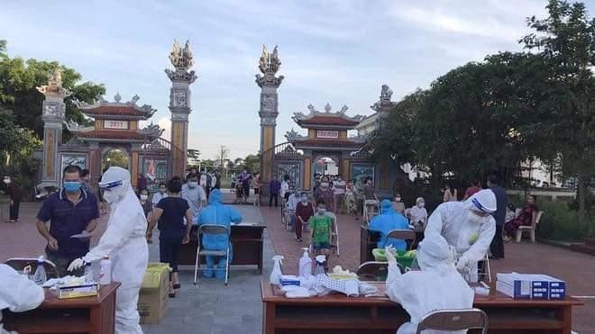 Sinh viên Đại học Y khoa Hà Nội khoanh vùng, dập dịch giữa đêm, lấy 10.000 mẫu xét nghiệm tại tuyến đầu Bắc Ninh. (Ảnh minh họa)