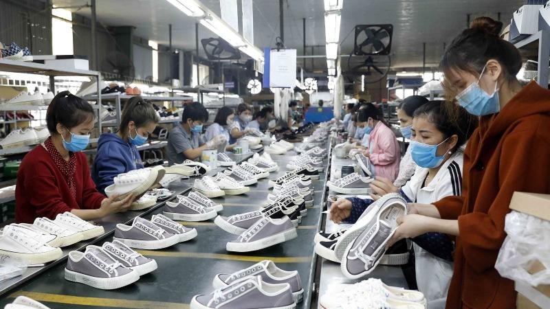Việt Nam đã nhập siêu nguyên phụ liệu để phục vụ hoạt động sản xuất của ngành da giày, dệt may. (Ảnh minh họa) 