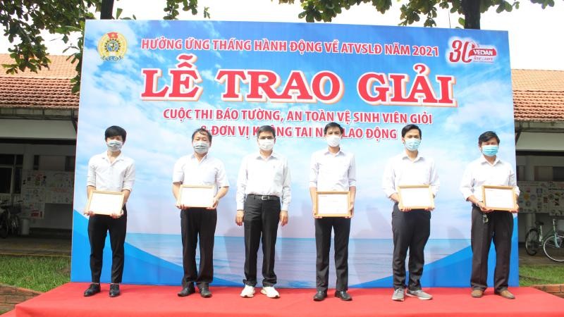 Ông Ko Chung Chih – Phó TGĐ Vedan Việt Nam trao giải “Cuộc thi báo tường, an toàn vệ sinh giỏi, đơn vị lao động không tai nạn” năm 2021 cho các đại diện xuất sắc.