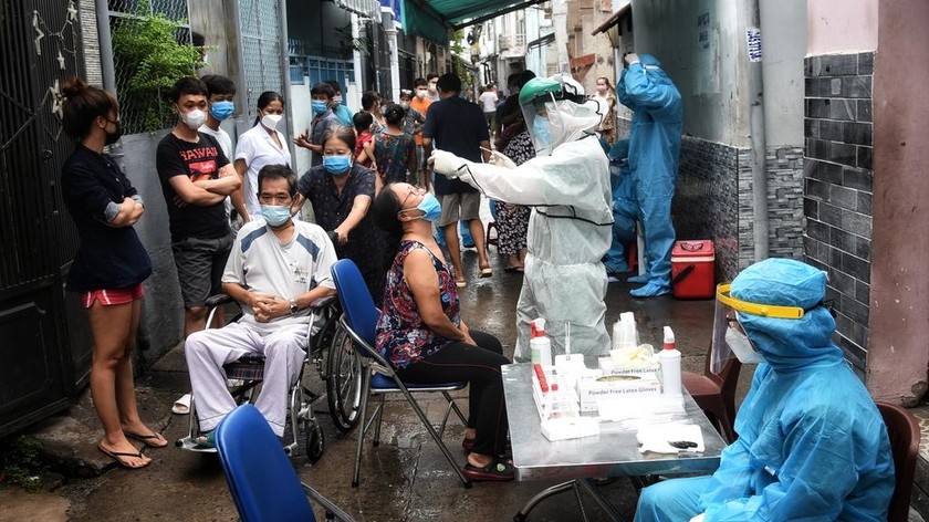 Nhân viên y tế lấy mẫu xét nghiệm ở TP Hồ Chí Minh. Ảnh minh họa
