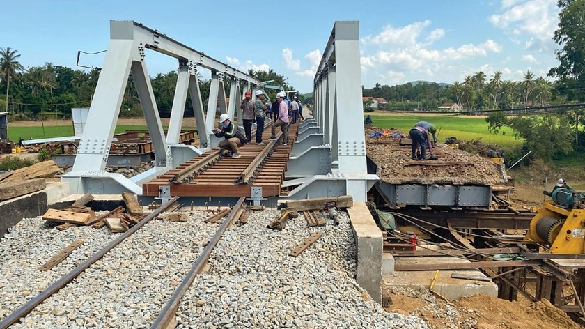 Thi công cải tạo đường sắt Bắc - Nam đoạn qua tỉnh Bình Định.