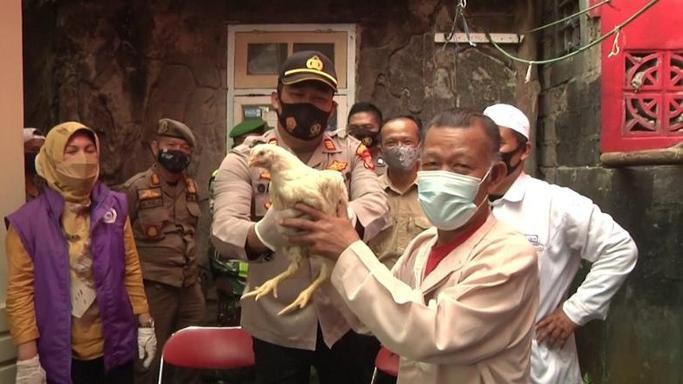 Indonesia tặng gà sống cho người cao tuổi tiêm vaccine COVID-19.