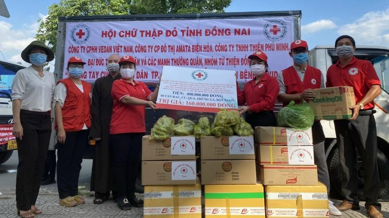 Vedan Việt Nam đồng hành cùng Hội Chữ thập đỏ tỉnh Đồng Nai gửi các sản phẩm do Công ty sản xuất đến những người dân nghèo chịu ảnh hưởng của dịch COVID-19