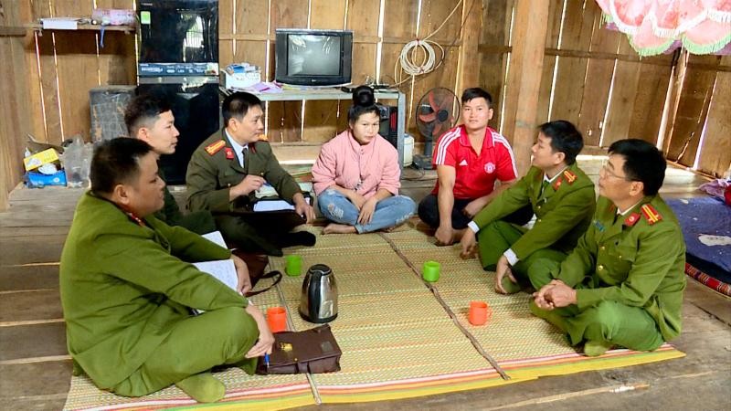 Lực lượng công an tỉnh Sơn La tuyên truyền cho người dân những điểm mới của Luật Cư trú năm 2020.