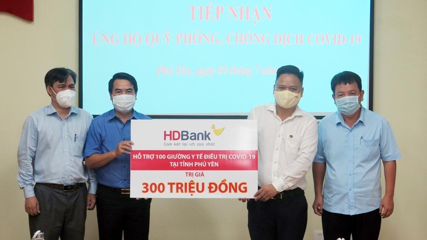 Ông Huỳnh Quốc Thi - Giám đốc HDBank Phú Yên (áo trắng)- đại diện Ban Lãnh đạo HDBank - trao 100 giường y tế trị giá 300 triệu đồng cho tỉnh Phú Yên.