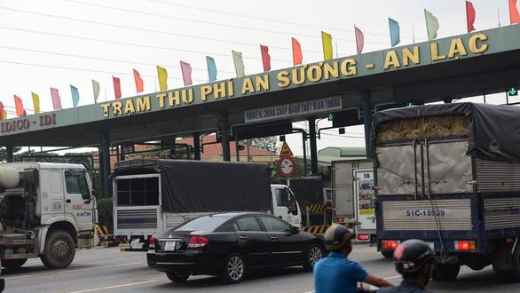 Tổng cục Đường bộ Việt Nam yêu cầu tạm dừng tất cả trạm thu phí BOT tại 19 tỉnh, thành đang thực hiện giãn cách theo Chỉ thị 16. Ảnh: Tuổi trẻ