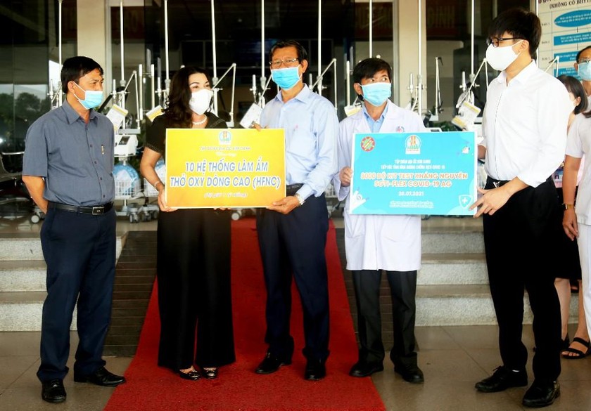 Tập đoàn Kim Oanh trao máy thở cho một số cơ sở y tế. 