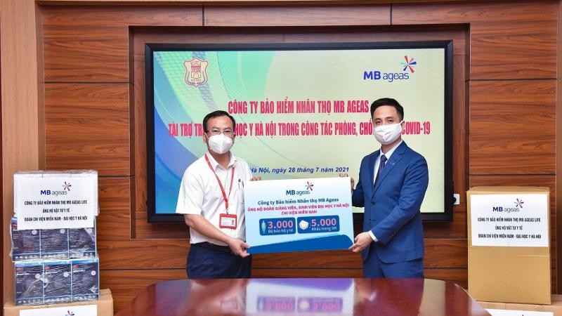 Ông Đỗ Tuấn Anh – Phó Tổng Giám đốc MB Ageas Life trao quà ủng hộ tới đại diện Ban Giám hiệu Trường Đại học Y Hà Nội.