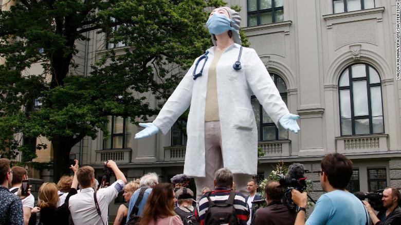 Bức tượng cao 6 mét tôn vinh các chiến sỹ áo trắng trong cuộc chiến chống COVID-19 tại Bảo tàng Nghệ thuật Quốc gia Latvia ở thủ đô Riga. Ảnh: CNN
