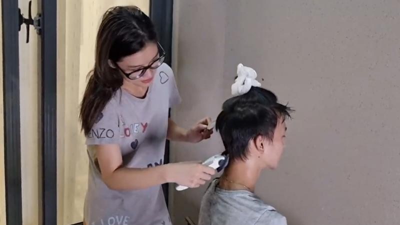 Nữ ca sĩ Hoàng Yến Chibi học cách cắt tóc cho em trai tại nhà.