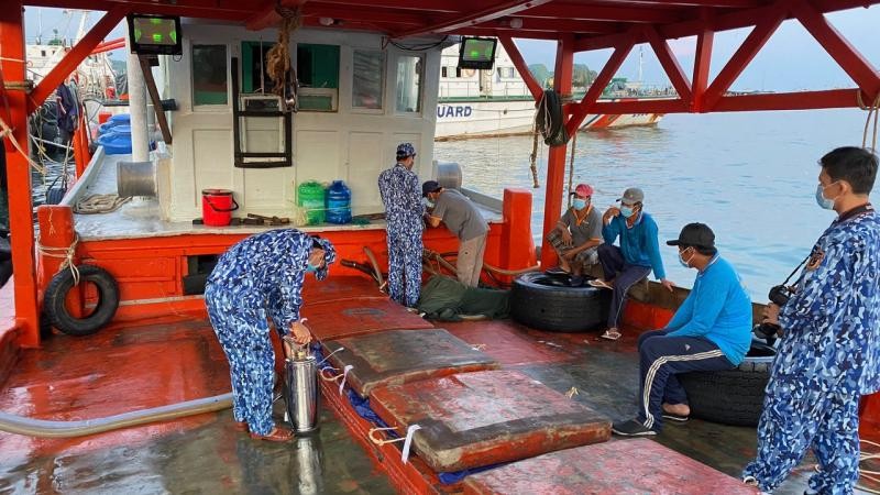 Cảnh sát biển kiểm tra các khoang để chứa dầu DO trái phép.