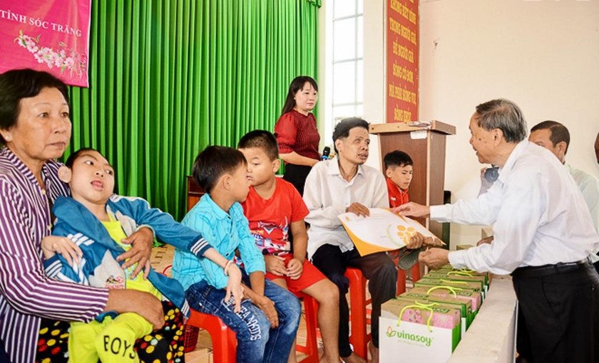Thượng tướng Nguyễn Văn Rinh trao quà cho những NNCĐDC tỉnh Sóc Trăng.